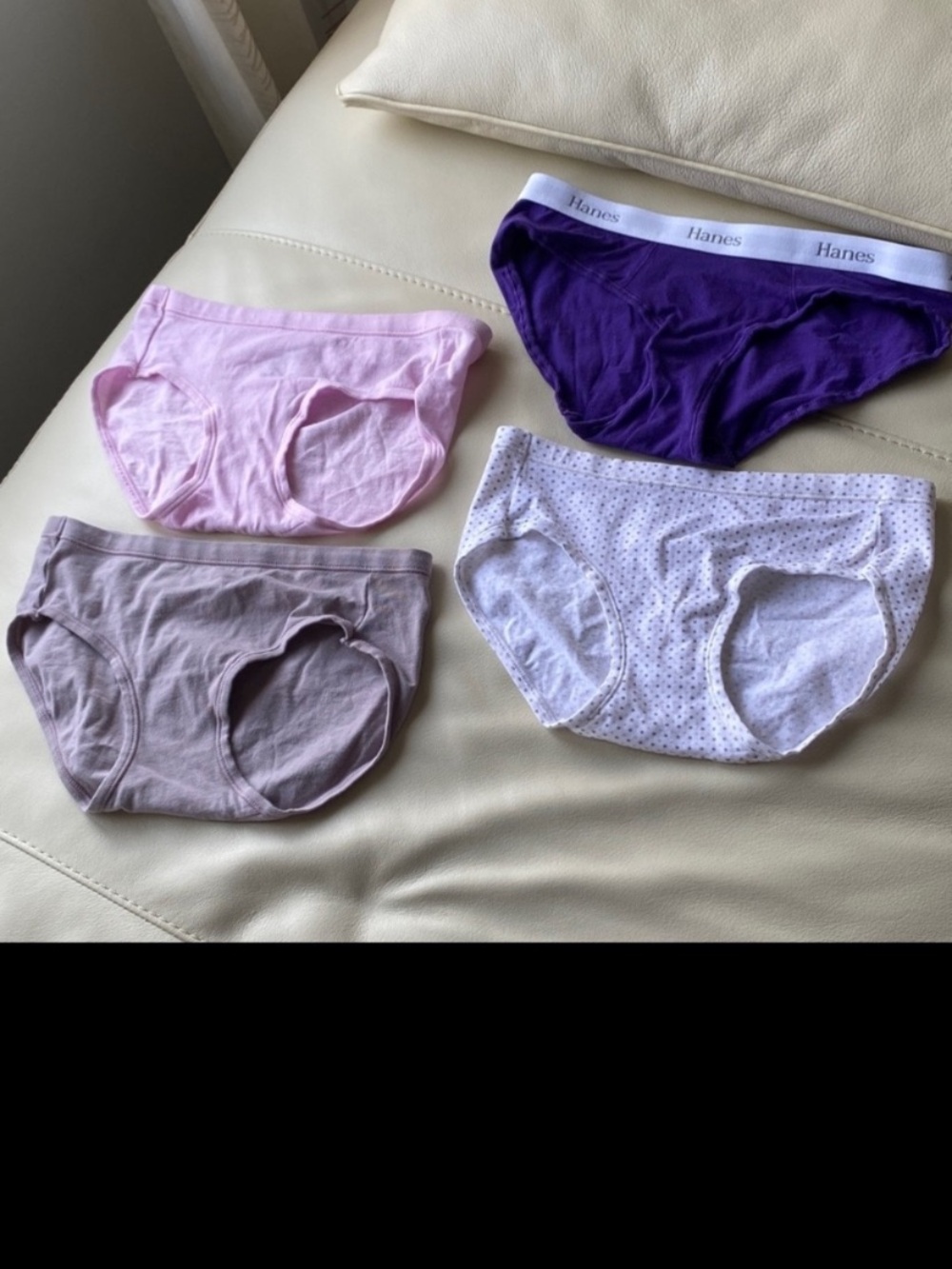 Hanes women’s coton Brief panties Set of 4 - New, never worn - Size 5 - Small